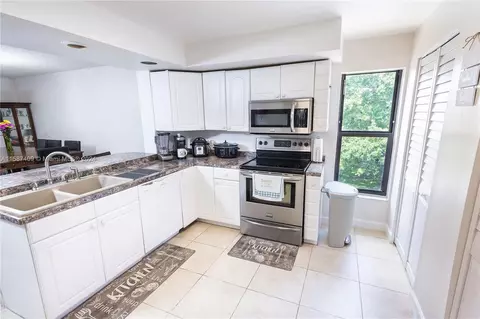 430 Commodore Dr #317, Plantation, FL 33325