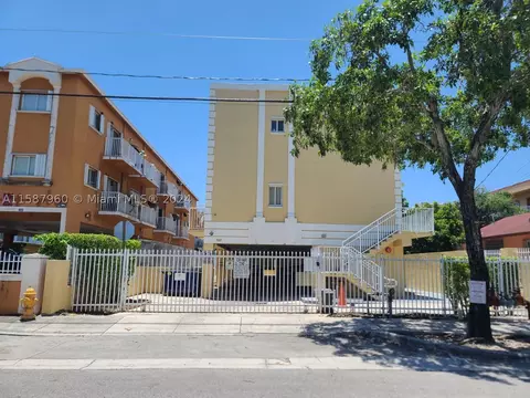 928 SW 3rd St #209, Miami, FL 33130