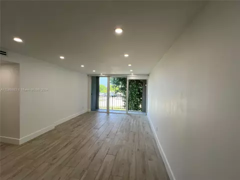 310 Fontainebleau Blvd #306, Miami, FL 33172
