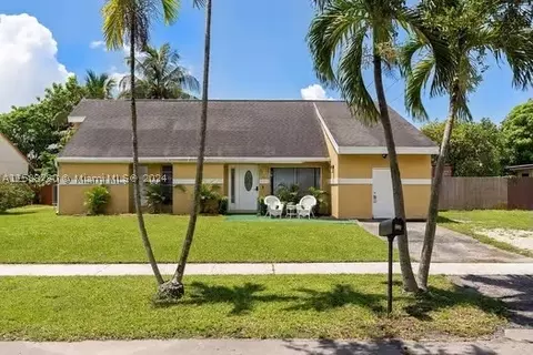 8960 Crescent Dr, Miramar, FL 33025