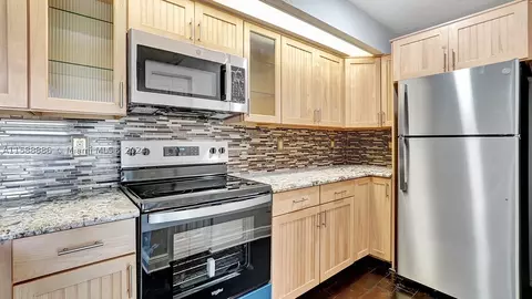 18870 NW 57th Ave #303, Hialeah, FL 33015
