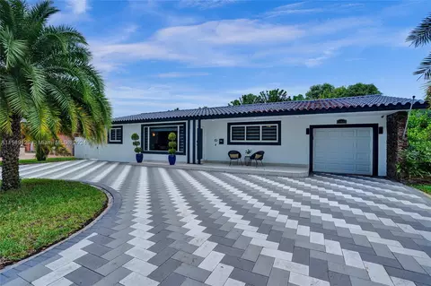 14820 Mahogany Ct, Miami Lakes, FL 33014