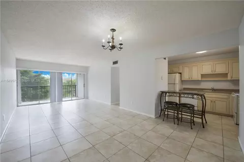 9180 Fontainebleau Blvd #306, Miami, FL 33172