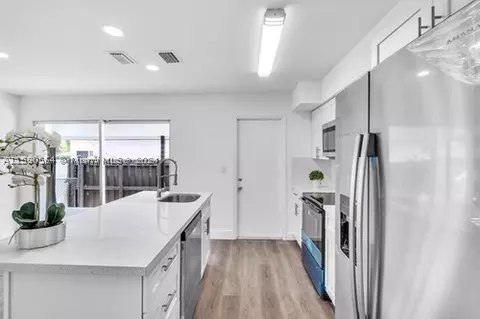 621 NW 59th Ave, Miami, FL 33126