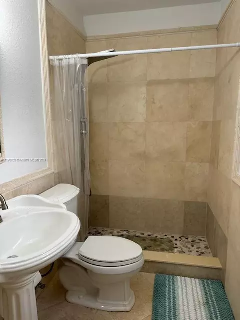 Bath - 633 Alcazar Ave, Coral Gables, FL 33134 photo 2 of 2