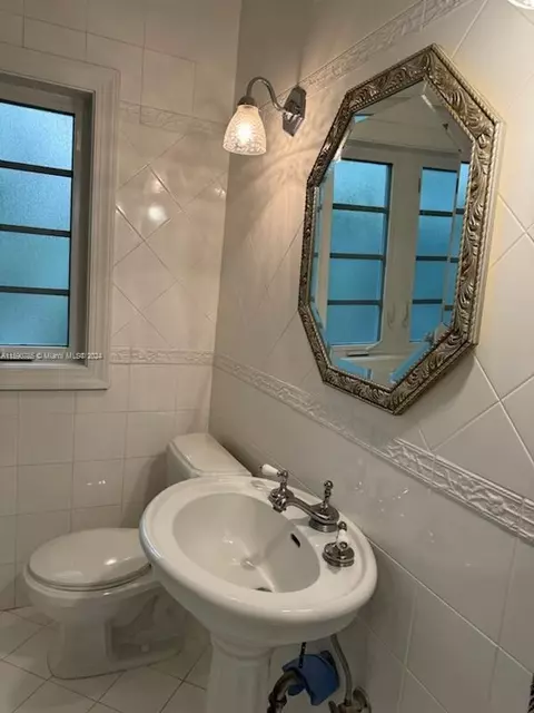 Bath - 633 Alcazar Ave, Coral Gables, FL 33134 photo 1 of 2