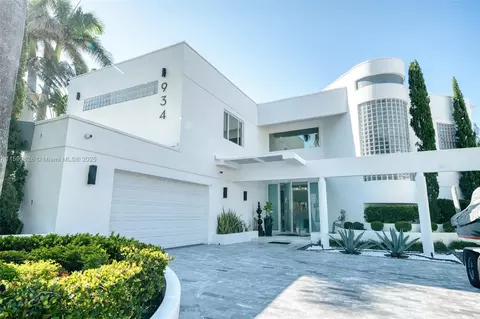 934 S Southlake Dr, Hollywood, FL 33019