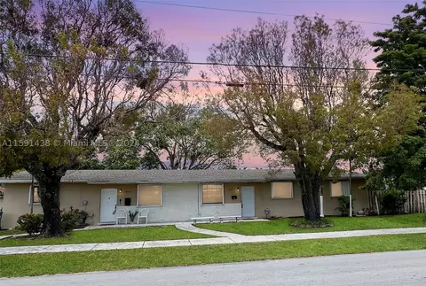 8961 SW 34th St, Miami, FL 33165