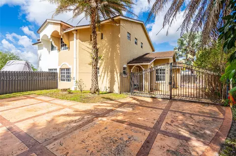 20020 E Oakmont Cir, Hialeah, FL 33015