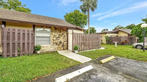 304 Briarwood Cir #4-15, Hollywood, FL 33024