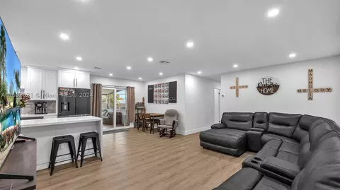 18121 NW 82nd Ave, Hialeah, FL 33015