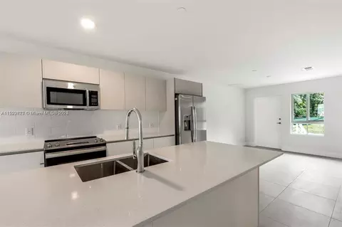 2561 NE 193rd St #1103, Miami, FL 33180