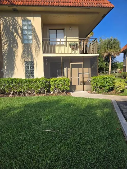 374 Lakeview Dr #104, Weston, FL 33326