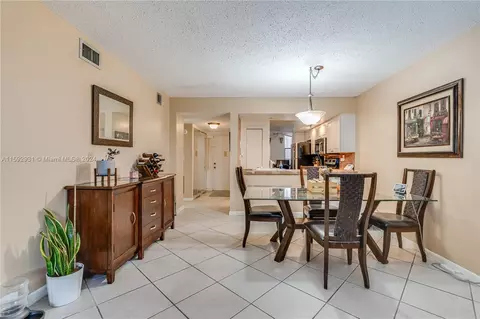 6800 Cypress Rd #412, Plantation, FL 33317