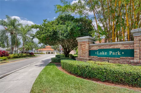 8881 N Lake Park Cir N, Davie, FL 33328