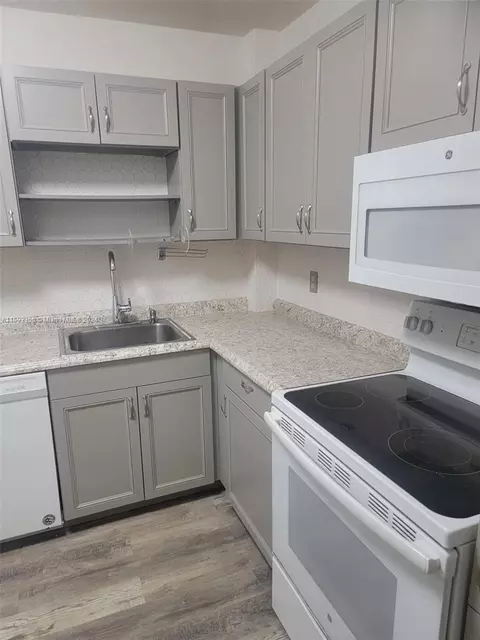 300 Berkley Rd #304, Hollywood, FL 33024