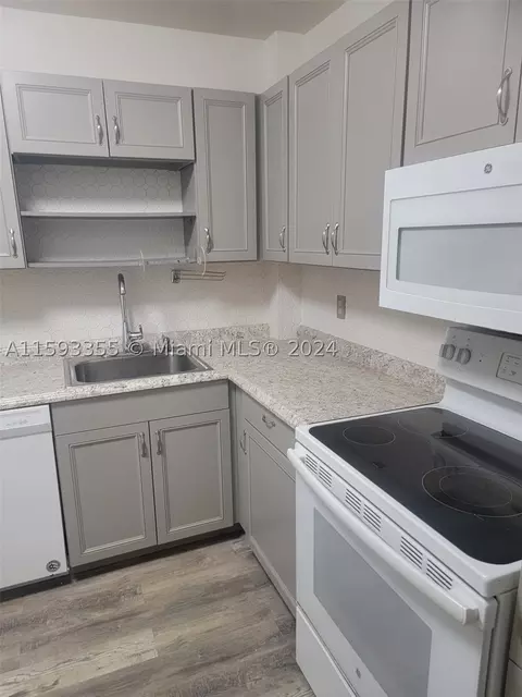 300 Berkley Rd #304, Hollywood, FL 33024