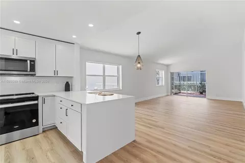 9460 NW 8th Cir, Plantation, FL 33324