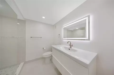 100 Lakeview Dr #216, Weston, FL 33326