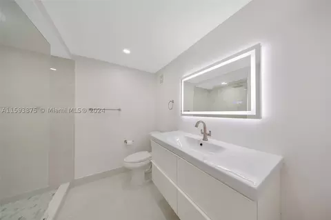 100 Lakeview Dr #216, Weston, FL 33326