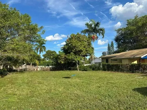 405 SW 4th Ter, Hallandale Beach, FL 33009