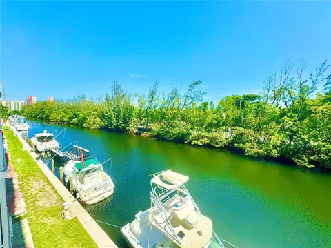 3660 NE 166 St #315, North Miami Beach, FL 33160