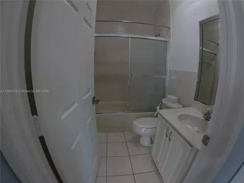 Bath - 19880 NW 78th Path, Hialeah, FL 33015 photo 1 of 3