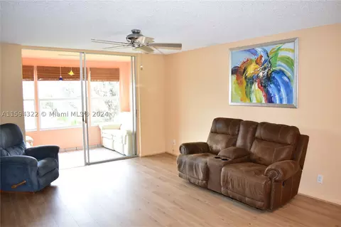 9420 Sunrise Lakes Blvd #211, Sunrise, FL 33322