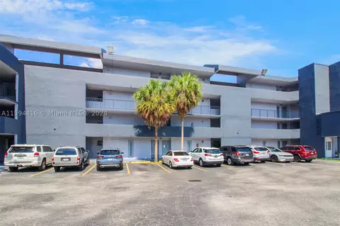110 Fontainebleau Blvd #104, Miami, FL 33172