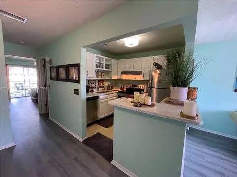 28 Lake Vista Trl #204, Port Saint Lucie, FL 34952