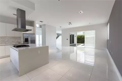 10041 NW 75th St, Doral, FL 33178 photo 4