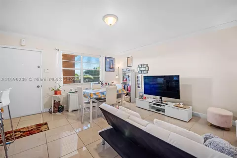 110 SE 2nd St #306, Hallandale Beach, FL 33009