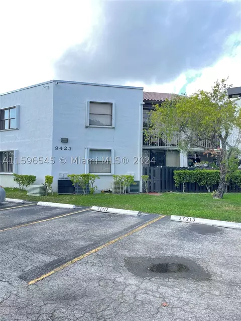 9423 Fontainebleau Blvd #201, Miami, FL 33172