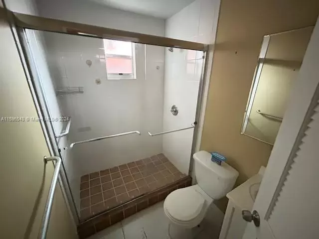 Bath - 2525 SW 29th Ave, Miami, FL 33133 photo 2 of 2
