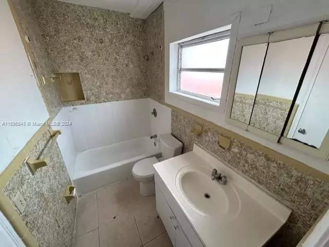 Bath - 2525 SW 29th Ave, Miami, FL 33133 photo 1 of 2