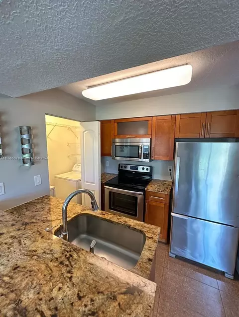 1239 SW 46th Ave #911, Pompano Beach, FL 33069