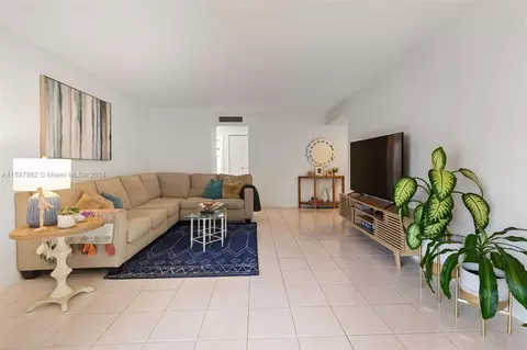 6755 W Broward Blvd #411, Plantation, FL 33317