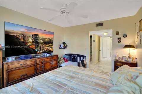 9461 Evergreen Pl #401, Davie, FL 33324