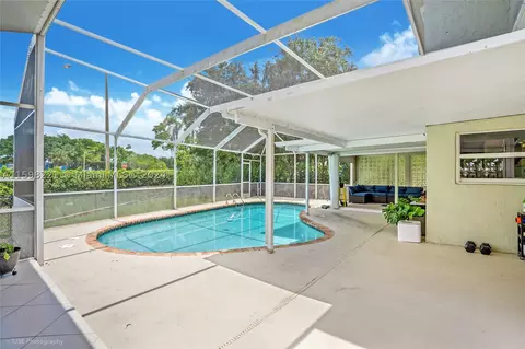 770 NW 207th Ter, Pembroke Pines, FL 33029