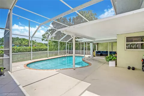 770 NW 207th Ter, Pembroke Pines, FL 33029