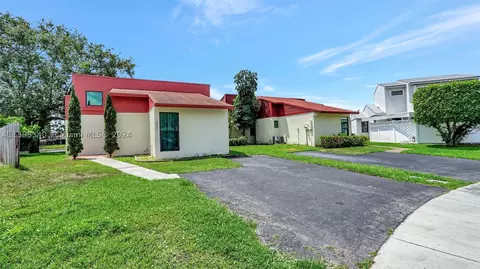 10024 SW 14th St, Pembroke Pines, FL 33025