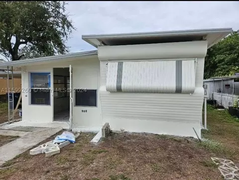 909 W 51st Avenue Dr, Bradenton, FL 34207