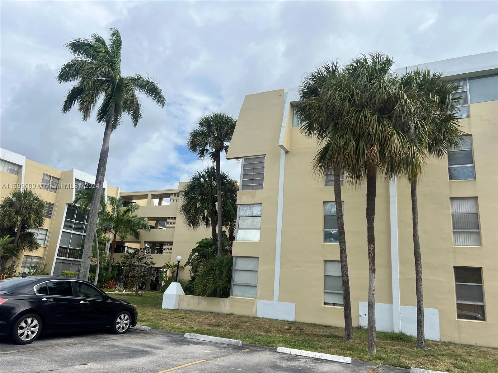 920 NE 199th St Unit 1N  