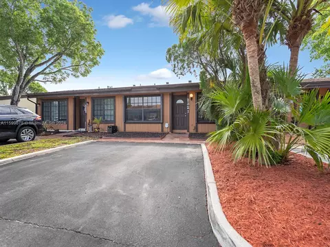 2321 Pine Needle Ct #2321, Pembroke Pines, FL 33026