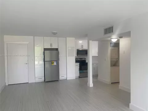 110 Fontainebleau Blvd #201, Miami, FL 33172