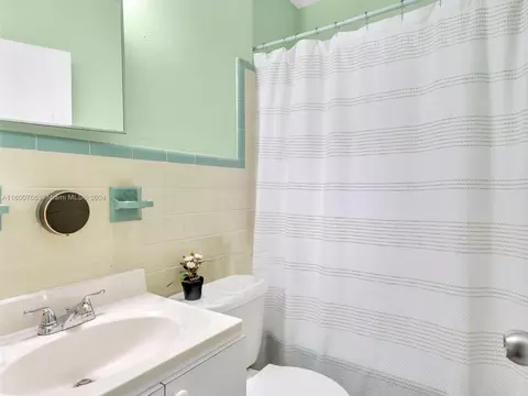 Bath - 492 E 28th St, Hialeah, FL 33013 photo 5 of 5
