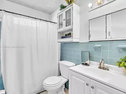 Bath - 492 E 28th St, Hialeah, FL 33013 photo 4 of 5