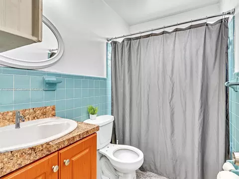 Bath - 492 E 28th St, Hialeah, FL 33013 photo 2 of 5
