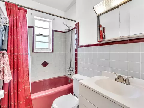 Bath - 492 E 28th St, Hialeah, FL 33013 photo 1 of 5