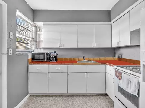 Kitchen - 492 E 28th St, Hialeah, FL 33013 photo 1 of 10